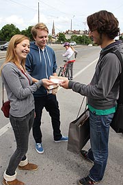 Mitarbeiter von Utopia verteilten kostenlose Seedballs auf der Münchner Reichenbachbrücke (©Foto: Martin Schmitz)